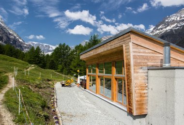 Bina Zermatt'eski bir oteldir