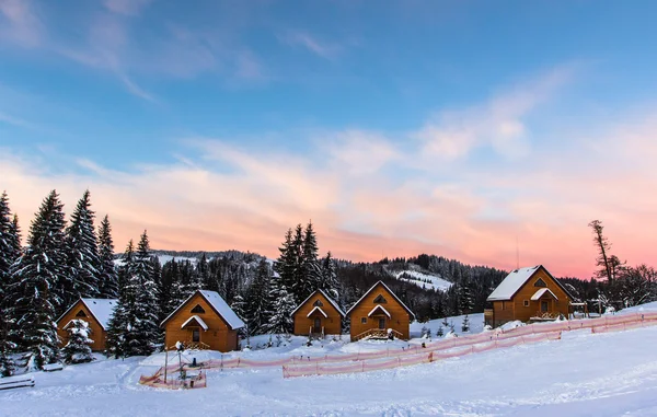 Amanecer de invierno en los Cárpatos — Foto de Stock