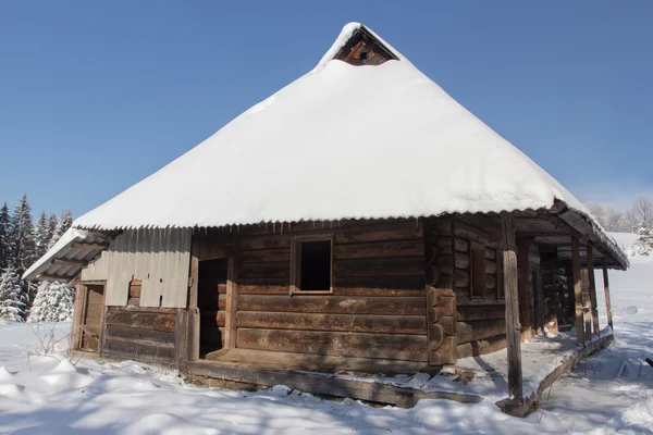 Oude boerderij in de Karpaten. Zonnige winterochtend. — Stockfoto