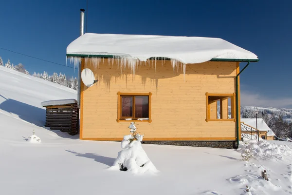 Oude boerderij in de Karpaten. Zonnige winterochtend. — Stockfoto