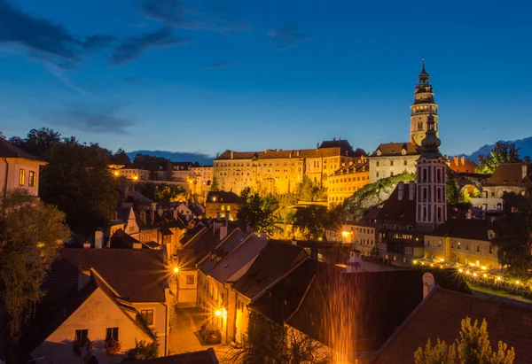 Vista en un castillo en Cesky Krumlov durante la noche . —  Fotos de Stock