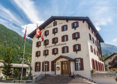 Bina Zermatt'eski bir oteldir