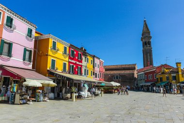 İnsanlar Burano Venedik'te 16 Temmuz 2012 tarihinde yürüyor.