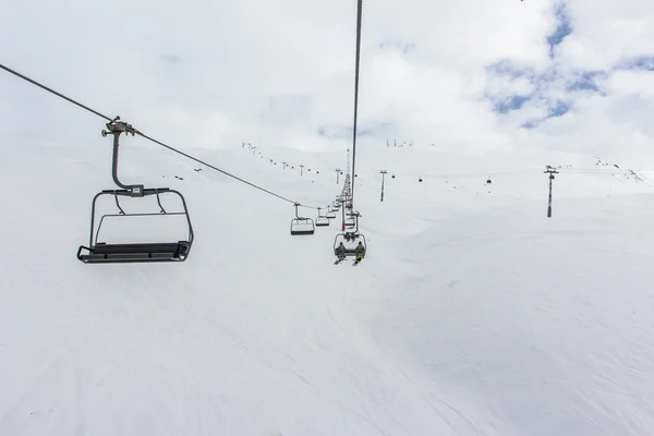 Stolliftar framför skidorten Gudauri, Georgien — Stockfoto