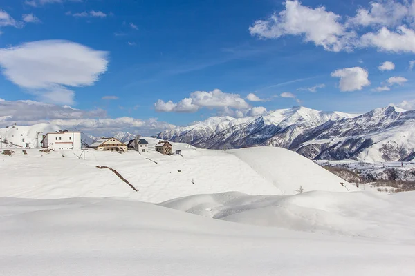 Montagne in cielo serale nuvoloso. — Foto Stock