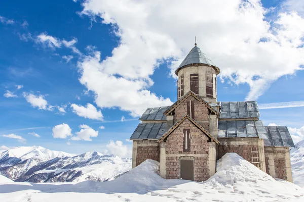 Kilise dağlarda. Georgia, Gudauri