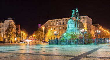 Ukrayna Bogdan Khmelnitsky ve St. Sophia Katedrali hetman Kiev Sofia Meydanı gece anıt.