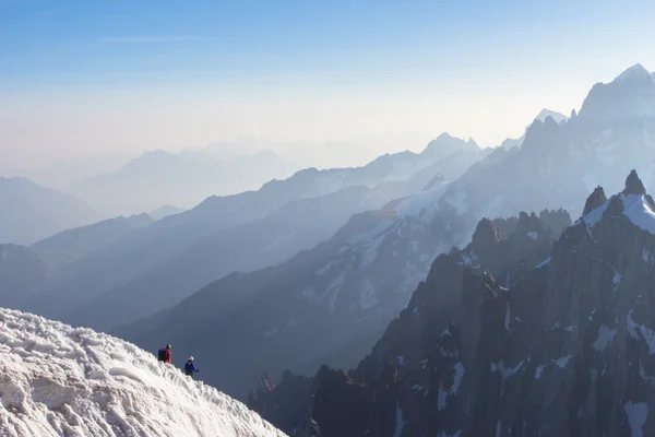 在白雪皑皑的山脊上行走的勃朗峰 mountaneers. — 图库照片
