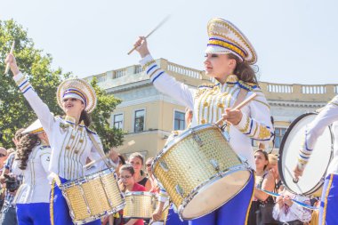 Bağımsızlık günü kutlamaları Potemkin merdivenleri, Ukrayna, en büyük bayrağı göster davulcular.