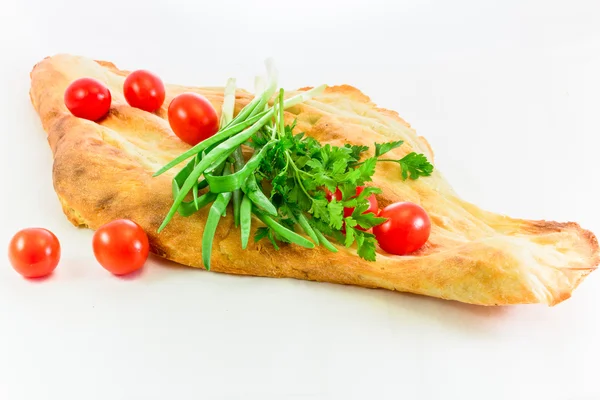 Georgian dish: achma khachapuri with summer vegetables — Stock Photo, Image