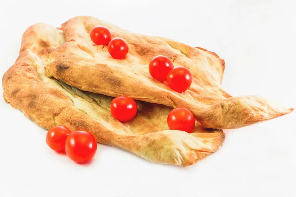 Prato georgiano: achma khachapuri com verduras de verão — Fotografia de Stock