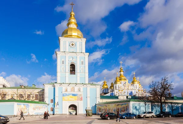 Una vista de la Iglesia de San Miguel en Kiev durante el día de invierno . — Foto de Stock