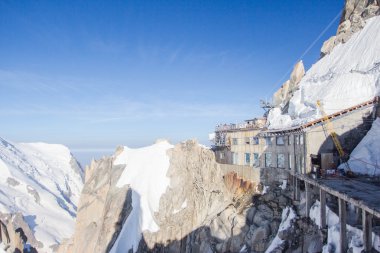 mont blanc massif Fransız Alpleri'nde aiguille du midi Dağı dan Alpler manzarası. zirve turist istasyonu ön planda. Alpler, Fransa, Avrupa.