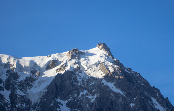 Вид на Альпы с горы Эгилье дю Миди в массиве Монблан во французских Альпах. Туристическая станция на переднем плане. Альпы, Франция, Европа
.