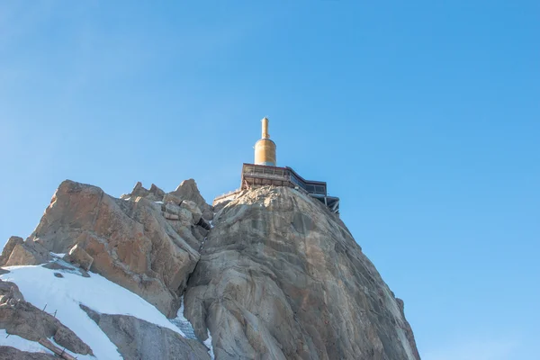 从钻头 du midi 山在 mont blanc 在法国阿尔卑斯山阿尔卑斯山的视图。首脑会议旅游站在前台。阿尔卑斯山、 法国、 欧洲. — 图库照片