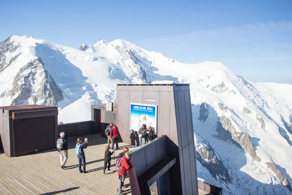 从钻头 du midi 山在 mont blanc 在法国阿尔卑斯山阿尔卑斯山的视图。首脑会议旅游站在前台。阿尔卑斯山、 法国、 欧洲. — 图库照片