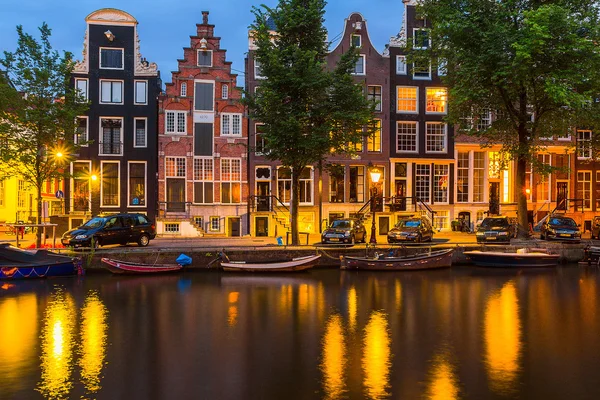 Vista notturna sul canale di Amsterdam, tipiche case e barche olandesi, Olanda . — Foto Stock