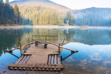 sinevir göl günbatımı. Karpat Dağları volkanik göl. Ukrayna, Avrupa