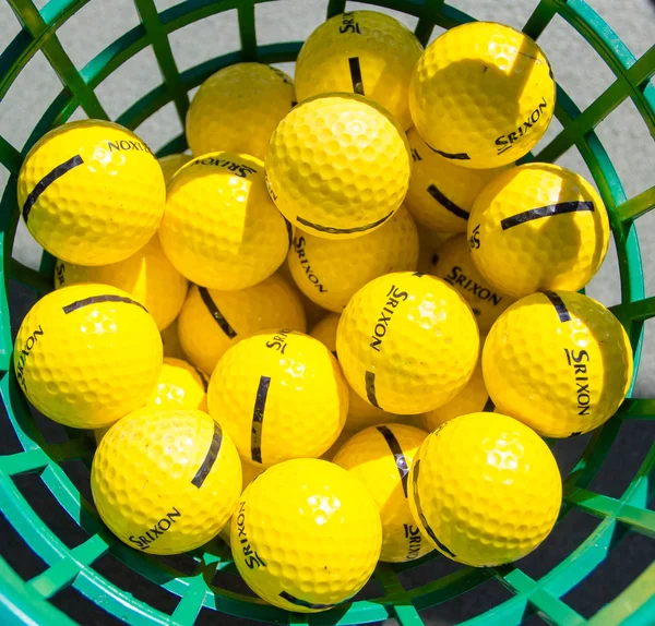 sepet içinde golf topları