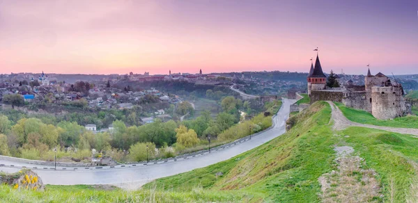 Paisaje de la mañana panorama de la antigua fortaleza en la colina Kamenetz-Podolsk, Ucrania, Europa —  Fotos de Stock