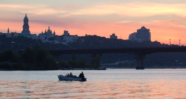 Красиві горизонту Києва на заході сонця, Україна — стокове фото