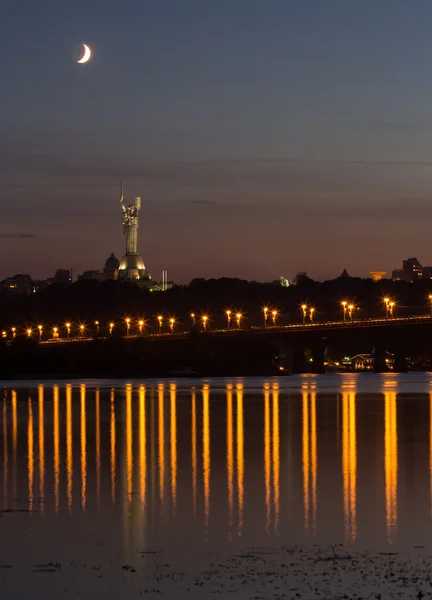 Hermoso horizonte de Kiev al atardecer, Ucrania — Foto de Stock