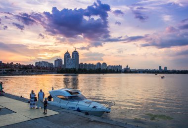 Ukrayna. Kiev. Yeni bölge Dinyeper Obolon.Embankment