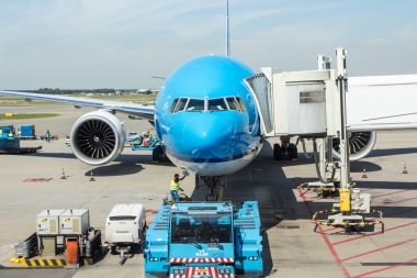 Amsterdam - 3 Ağustos 2014: Amsterdam Schiphol Havaalanı'nda Klm Boeing 737. KLM merkezi Amsterdam Havaalanı'nda ile Hollanda'nın en büyük havayolu şirketidir.