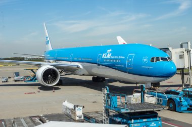 Amsterdam - 3 Ağustos 2014: Amsterdam Schiphol Havaalanı'nda Klm Boeing 737. KLM Hollanda'nın en büyük havayolu şirketidir.