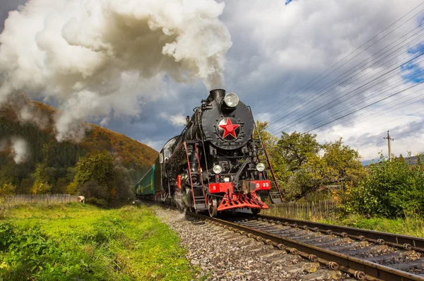 Retro buharlı tren dağlar yaklaşımlar