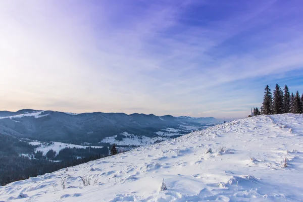 Coucher de soleil rose dans les montagnes — Photo