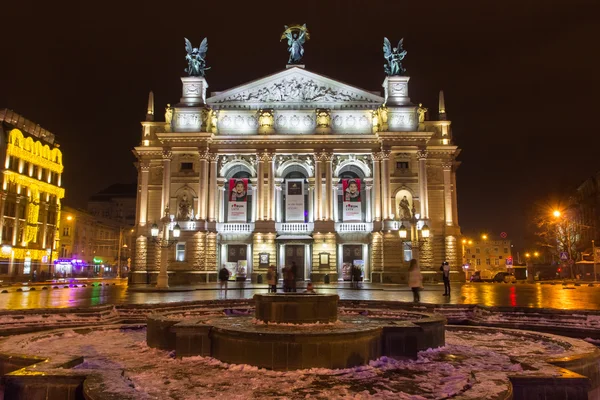 Lviv Opera és balett Színház éjjel, Ukrajna — Stock Fotó