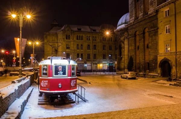 Antiguo tranvía tradicional en la ciudad de Lviv en la noche de invierno —  Fotos de Stock