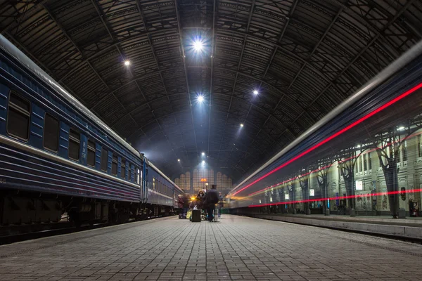 Lviv tren istasyonu, Ukrayna, acele saat hareketi