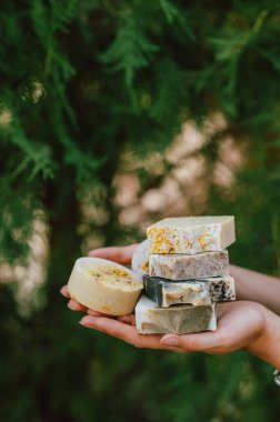 Açık hava esnaf sabunu, parlak renkler, açık havada dizilmiş el yapımı sabunlar güneşli bahçede.