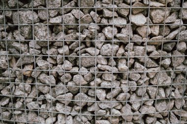 Yakın çekim gabion taşları ızgarası ağ ve toplam doku, açısal çakıllar tel kafese tıkıştırılmış.,