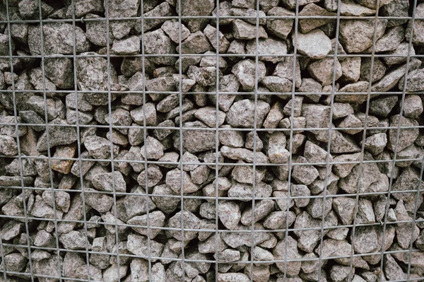 Yakın çekim gabion taşları ızgarası ağ ve toplam doku, açısal çakıllar tel kafese tıkıştırılmış.,