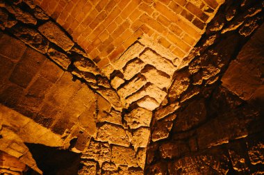 Kasalı kavşakta taş kemerlerin birleşimi, ritmik kaburgalar ve hassas eklemler, mimari tarihçi haritalama