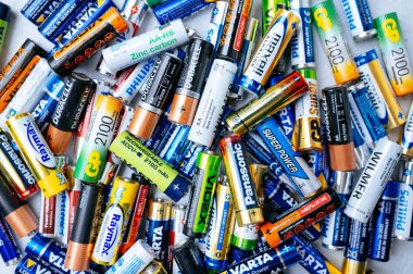 Chisinau, Moldova, 11 Şubat 2026. Yoğun Karmaşık Batarya Yığını Etiketleri, Terminaller ve Yıpranmış Kovanların Sıkıca Kapanışı, Yüksek Ayrıntı