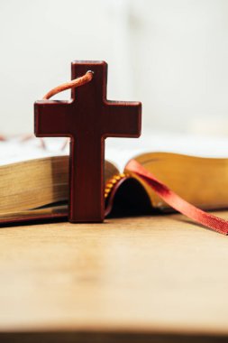 Keskin Önplanda Ahşap Haç Arkasında Bulanık İncil Sayfaları Minimum Bileşim Taşımacılığı