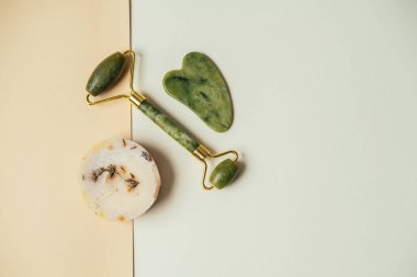 Jade Patenli Lavanta Sabun Yuvarlak Barının yanında Guasha Stone, Altın Aksanlı Roller, Spa Aracı