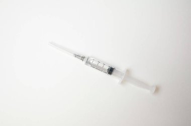 Beyaz yüzeyde izole edilmiş şırınga, Steril Enjeksiyon Ekipmanı ve Güvenlik Teması Vurgulama