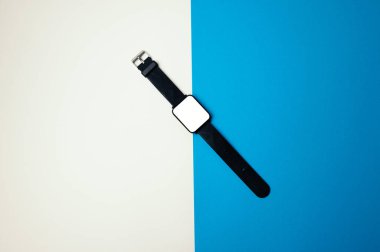 Smartwatch On Split Arkaplanında Kayışla Giyilebilir Teknoloji Dokunmatik Ekranı Vurgula