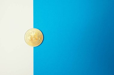 Bölünmüş Mavi Beyaz Arkaplanda Altın Bitcoin Parası, Kavramsal Finans Sahnesi Seçeneği