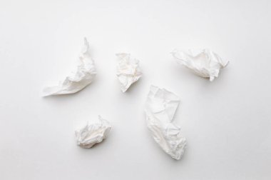 Beyaz Arkaplanda Buruşuk Doku Parçaları, Minimalist Stüdyo Flatlay Gösterimi Kağıt Harcanabilir