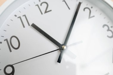 Kapalı Beyaz Saat Yüzü Siyah Elleri ve Rakamları Gösteriyor, Minimalist Çevirme Yumuşak Banyo