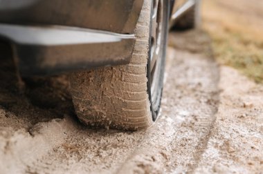 Rut 'ta Mud Car Lastiği Kapanışı, Çamur Kurutma Çamuru ve Islak Silt Kaplama Derinliği, Yüzük Kısmen Batık