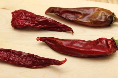 kırmızı biber değil masaya