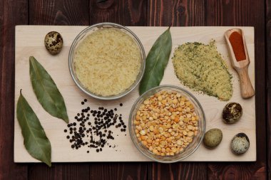 bezelye pirinç ve baharat tahtada vardır