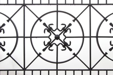 Beyaz bir arka plan üzerinde sahte metal çit